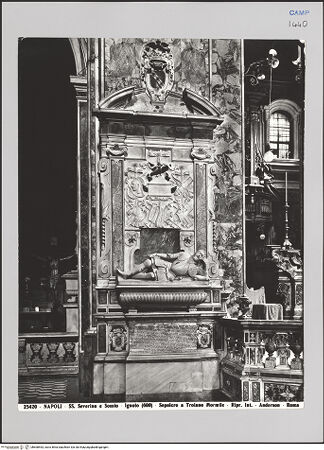 Vorderseite von Alinari [https://www.deutsche-digitale-bibliothek.de/content/lizenzen/rv-ez/] Grabmal des Troiano Mormillo (Mormile) - Gesamtansicht, bh608553_recto. Foto.