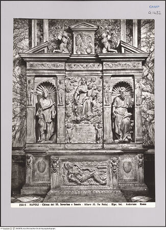 Vorderseite von Alinari [https://www.deutsche-digitale-bibliothek.de/content/lizenzen/rv-ez/] Altar der Madonna delle Grazie - Gesamtansicht, bh608558_recto. Foto.