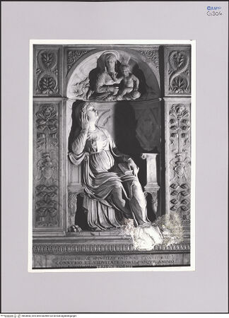 Vorderseite von Soprintendenza ai Beni Artistici e Storici - Napoli [https://www.deutsche-digitale-bibliothek.de/content/lizenzen/rv-ez/] Grabmal der Dorotea Spinelli - Gesamtansicht, bh608568_recto. Foto.