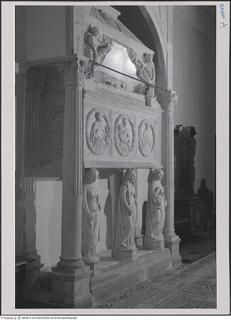 Vorderseite von unbekannt [https://www.deutsche-digitale-bibliothek.de/content/lizenzen/rv-fz/] Grabmal des Diego I, Conte di Cavaniglia (gest. 1481) - Seitenansicht, bh608576_recto. Foto.