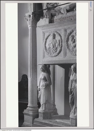 Vorderseite von unbekannt [https://www.deutsche-digitale-bibliothek.de/content/lizenzen/rv-fz/] Grabmal des Diego I, Conte di Cavaniglia (gest. 1481) - Linkes Teil, bh608577_recto. Foto.