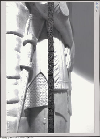 Vorderseite von unbekannt [https://www.deutsche-digitale-bibliothek.de/content/lizenzen/rv-fz/] Grabmal des Diego I, Conte di Cavaniglia (gest. 1481) - Detail: Inschrift des Verbindungsankers des Bogens, bh608580_recto. Foto.