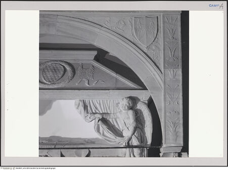 Vorderseite von unbekannt [https://www.deutsche-digitale-bibliothek.de/content/lizenzen/rv-fz/] Grabmal des Diego I, Conte di Cavaniglia (gest. 1481) - Detail: rechtes Teil des Bogens, Engel, bh608581_recto. Foto.