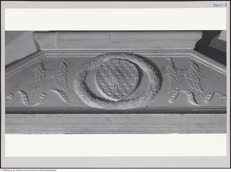 Vorderseite von unbekannt [https://www.deutsche-digitale-bibliothek.de/content/lizenzen/rv-fz/] Grabmal des Diego I, Conte di Cavaniglia (gest. 1481) - Detail: Wappen (Cavaniglia) auf dem Dach der Grabkammer, bh608583_recto. Foto.