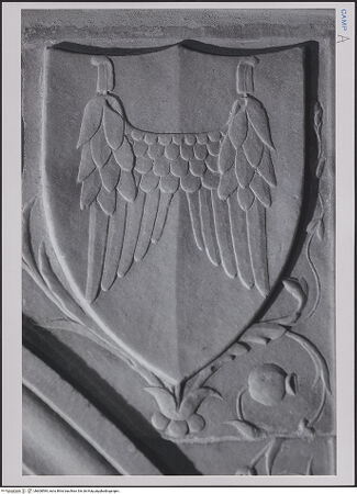 Vorderseite von unbekannt [https://www.deutsche-digitale-bibliothek.de/content/lizenzen/rv-fz/] Grabmal des Diego I, Conte di Cavaniglia (gest. 1481) - Detail: Wappen des Bogens (rechts), bh608584_recto. Foto.