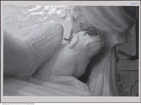 Vorderseite von unbekannt [https://www.deutsche-digitale-bibliothek.de/content/lizenzen/rv-fz/] Grabmal des Diego I, Conte di Cavaniglia (gest. 1481) - Detail: Hund, bh608587_recto. Foto.