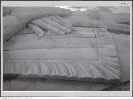 Vorderseite von unbekannt [https://www.deutsche-digitale-bibliothek.de/content/lizenzen/rv-fz/] Grabmal des Diego I, Conte di Cavaniglia (gest. 1481) - Detail: Hände des Gisant, bh608588_recto. Foto.