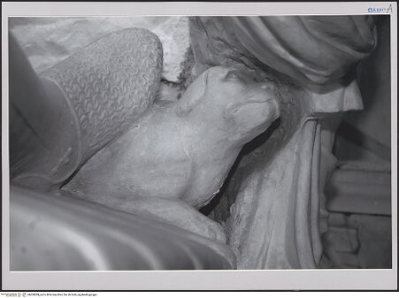 Vorderseite von unbekannt [https://www.deutsche-digitale-bibliothek.de/content/lizenzen/rv-fz/] Grabmal des Diego I, Conte di Cavaniglia (gest. 1481) - Detail: Hund, bh608589_recto. Foto.