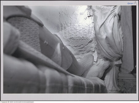 Vorderseite von unbekannt [https://www.deutsche-digitale-bibliothek.de/content/lizenzen/rv-fz/] Grabmal des Diego I, Conte di Cavaniglia (gest. 1481) - Detail: Hund und Engel, bh608591_recto. Foto.