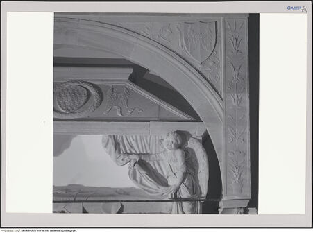 Vorderseite von unbekannt [https://www.deutsche-digitale-bibliothek.de/content/lizenzen/rv-fz/] Grabmal des Diego I, Conte di Cavaniglia (gest. 1481) - Detail: rechtes Teil des Bogens, Engel, bh608592_recto. Foto.