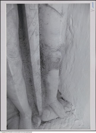 Vorderseite von unbekannt [https://www.deutsche-digitale-bibliothek.de/content/lizenzen/rv-fz/] Grabmal des Diego I, Conte di Cavaniglia (gest. 1481) - Detail: Schwert und Beine des Gisant, bh608593_recto. Foto.