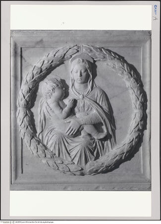 Vorderseite von unbekannt [https://www.deutsche-digitale-bibliothek.de/content/lizenzen/rv-fz/] Grabmal des Diego I, Conte di Cavaniglia (gest. 1481) - Detail: Sarkophag, Madonna, bh608595_recto. Foto.