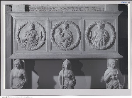 Vorderseite von unbekannt [https://www.deutsche-digitale-bibliothek.de/content/lizenzen/rv-fz/] Grabmal des Diego I, Conte di Cavaniglia (gest. 1481) - Detail: Inschrift, Sarkophag und Tugenden, bh608596_recto. Foto.