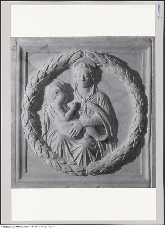 Vorderseite von unbekannt [https://www.deutsche-digitale-bibliothek.de/content/lizenzen/rv-fz/] Grabmal des Diego I, Conte di Cavaniglia (gest. 1481) - Detail: Sarkophag, Madonna, bh608598_recto. Foto.