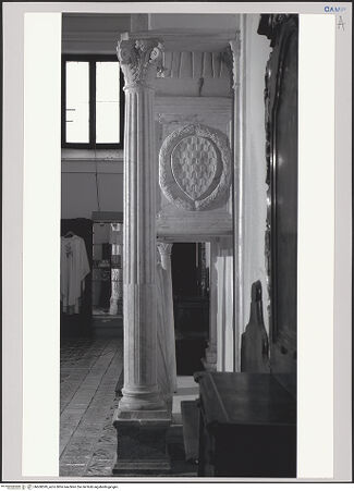 Vorderseite von unbekannt [https://www.deutsche-digitale-bibliothek.de/content/lizenzen/rv-fz/] Grabmal des Diego I, Conte di Cavaniglia (gest. 1481) - Detail: Säule und Wappen (rechts), bh608599_recto. Foto.