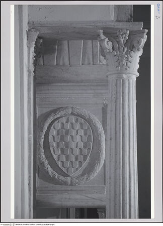 Vorderseite von unbekannt [https://www.deutsche-digitale-bibliothek.de/content/lizenzen/rv-fz/] Grabmal des Diego I, Conte di Cavaniglia (gest. 1481) - Detail: Wappen der Familie Cavaniglia (links), bh608600_recto. Foto.