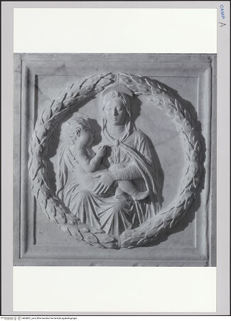 Vorderseite von unbekannt [https://www.deutsche-digitale-bibliothek.de/content/lizenzen/rv-fz/] Grabmal des Diego I, Conte di Cavaniglia (gest. 1481) - Detail: Sarkophag, Madonna, bh608601_recto. Foto.