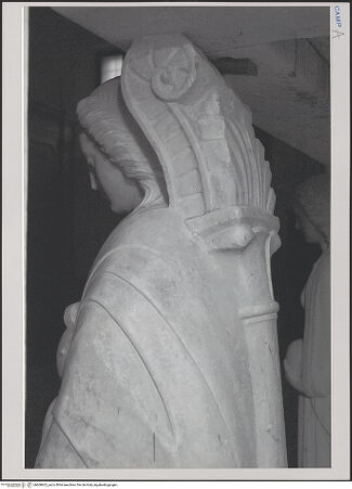 Vorderseite von unbekannt [https://www.deutsche-digitale-bibliothek.de/content/lizenzen/rv-fz/] Grabmal des Diego I, Conte di Cavaniglia (gest. 1481) - Detail: Temperantia, Rückseite, bh608602_recto. Foto.