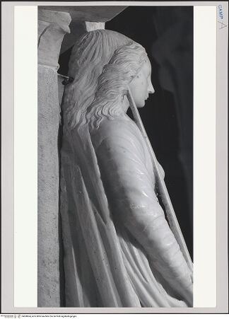 Vorderseite von unbekannt [https://www.deutsche-digitale-bibliothek.de/content/lizenzen/rv-fz/] Grabmal des Diego I, Conte di Cavaniglia (gest. 1481) - Detail: Justitia, Seitenansicht (von links), bh608604_recto. Foto.