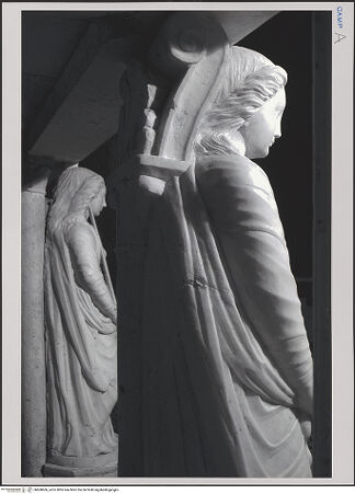 Vorderseite von unbekannt [https://www.deutsche-digitale-bibliothek.de/content/lizenzen/rv-fz/] Grabmal des Diego I, Conte di Cavaniglia (gest. 1481) - Detail: Justitia und Prudentia, Rückseite, bh608606_recto. Foto.