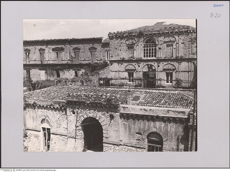 Vorderseite von Cimino, Cono (Teggiano) [https://www.deutsche-digitale-bibliothek.de/content/lizenzen/rv-ez/] Castello - Gesamtansicht, bh608621_recto. Foto.