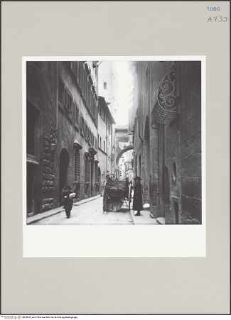 Vorderseite von unbekannt [https://www.deutsche-digitale-bibliothek.de/content/lizenzen/rv-fz/] Via de' Bardi - historische Aufnahme der Straße (1. Drittel des 20. Jahrhunderts), bh608623_recto. Foto.