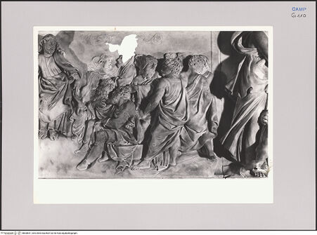 Vorderseite von Sopr. BAS NA [https://www.deutsche-digitale-bibliothek.de/content/lizenzen/rv-ez/] Kanzel mit Tugendstatuetten und drei Reliefs mit predigendem Christus und Heiligenszenen - Relief: Christus predigt, rechte Hälfte, bh608641_recto. Foto.