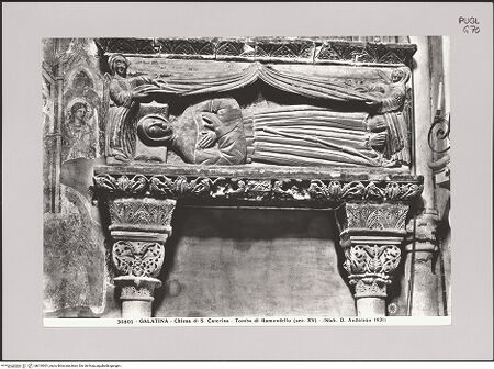 Vorderseite von Alinari [https://www.deutsche-digitale-bibliothek.de/content/lizenzen/rv-ez/] Grabmal des Raimondo Orsini del Balzo (gest. 1406) - Detail: Sarkophag, bh610001_recto. Foto.