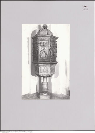 Vorderseite von unbekannt [https://www.deutsche-digitale-bibliothek.de/content/lizenzen/rv-fz/] Taufbecken mit Aufsatz - Gesamtansicht, bh610011_recto. Foto.