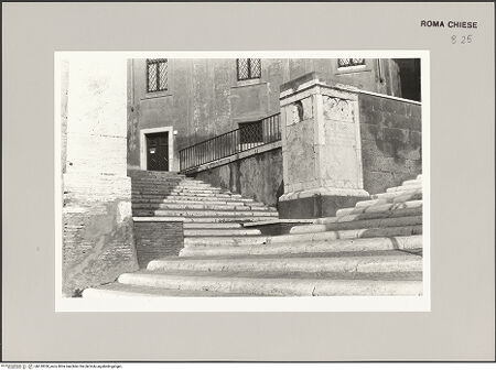 Vorderseite von Bibliotheca Hertziana [https://www.deutsche-digitale-bibliothek.de/content/lizenzen/rv-fz/] Santa Maria in Aracoeli - Treppe zum Portico di Paolo III. mit Sockel einer der Konstantin-Statuen, bh610050_recto. Foto: Güthlein, Klaus.