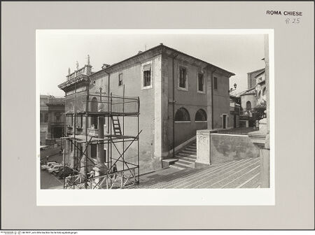 Vorderseite von Bibliotheca Hertziana [https://www.deutsche-digitale-bibliothek.de/content/lizenzen/rv-fz/] Santa Maria in Aracoeli - Treppe zum Portico di Paolo III. mit Sockel einer der Konstantin-Statuen, bh610051_recto. Foto: Güthlein, Klaus.