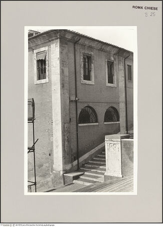 Vorderseite von Bibliotheca Hertziana [https://www.deutsche-digitale-bibliothek.de/content/lizenzen/rv-fz/] Santa Maria in Aracoeli - Treppe zum Portico di Paolo III. mit Sockel einer der Konstantin-Statuen, bh610052_recto. Foto: Güthlein, Klaus.