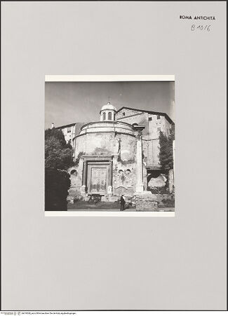 Vorderseite von Bibliotheca Hertziana [https://www.deutsche-digitale-bibliothek.de/content/lizenzen/rv-fz/] Tempel des Divus Romulus - Frontale Ansicht zum Eingang, bh610068_recto. Foto: Zander, Giuseppe?.