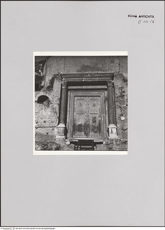 Vorderseite von Bibliotheca Hertziana [https://www.deutsche-digitale-bibliothek.de/content/lizenzen/rv-fz/] Tempel des Divus Romulus - Portal mit Rahmung, bh610069_recto. Foto: Zander, Giuseppe?.