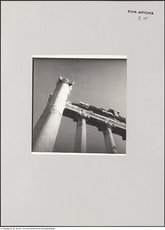 Vorderseite von Bibliotheca Hertziana [https://www.deutsche-digitale-bibliothek.de/content/lizenzen/rv-fz/] Tempel des Saturn - Säulen der Tempelfront, Blick von der Innenseite / von Südwesten, bh610071_recto. Foto: Zander, Giuseppe?.