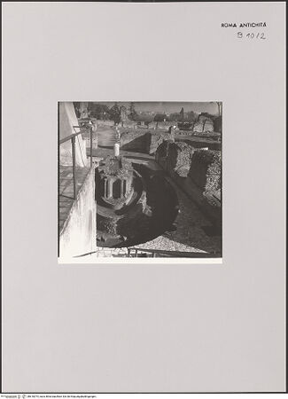 Vorderseite von Bibliotheca Hertziana [https://www.deutsche-digitale-bibliothek.de/content/lizenzen/rv-fz/] Domus Flavia - Ehemaliges Peristyl, einer der beiden elliptischen Brunnen, bh610074_recto. Foto: Zander, Giuseppe?.