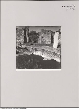 Vorderseite von Bibliotheca Hertziana [https://www.deutsche-digitale-bibliothek.de/content/lizenzen/rv-fz/] Domus Flavia - Ehemaliges Peristyl, einer der beiden elliptischen Brunnen. Ausschnitt, bh610075_recto. Foto: Zander, Giuseppe?.