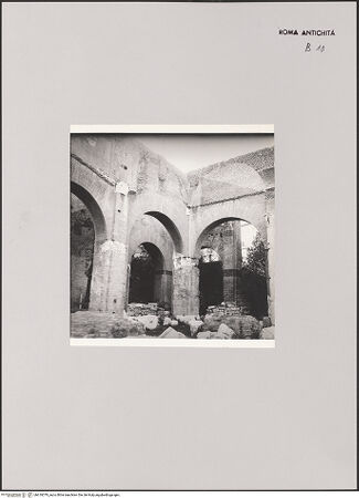 Vorderseite von Bibliotheca Hertziana [https://www.deutsche-digitale-bibliothek.de/content/lizenzen/rv-fz/] Basilica Iulia - Arkaden an der nordwestlichen Seite, bh610079_recto. Foto: Zander, Giuseppe?.