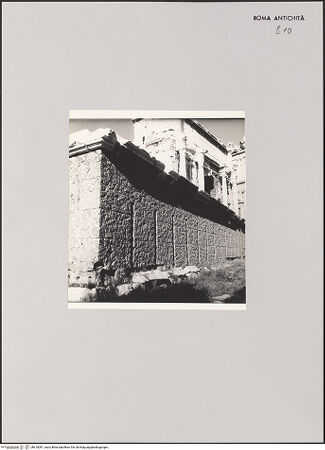 Vorderseite von Bibliotheca Hertziana [https://www.deutsche-digitale-bibliothek.de/content/lizenzen/rv-fz/] Rostra Augusti - Südöstliche, dem Forum Romanum zugewandte Seite, bh610081_recto. Foto: Zander, Giuseppe?.