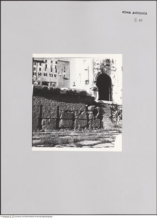 Vorderseite von Bibliotheca Hertziana [https://www.deutsche-digitale-bibliothek.de/content/lizenzen/rv-fz/] Rostra Augusti - Südöstliche, dem Forum Romanum zugewandte Seite, bh610082_recto. Foto: Zander, Giuseppe?.