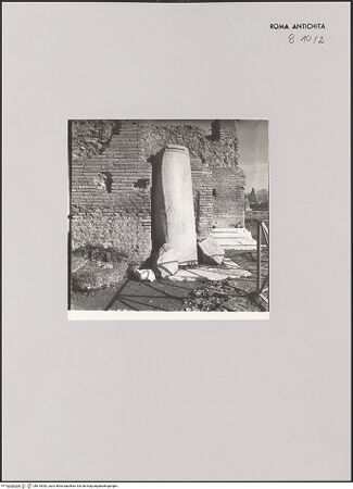 Vorderseite von Bibliotheca Hertziana [https://www.deutsche-digitale-bibliothek.de/content/lizenzen/rv-fz/] Domus Flavia - Mauerwerk und Säulenfragment in der Nähe der Casina Farnese, bh610092_recto. Foto: Zander, Giuseppe?.