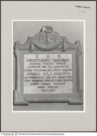 Vorderseite von Sopr BAS ROMA [https://www.deutsche-digitale-bibliothek.de/content/lizenzen/rv-fz/] Gemalte Inschriftenkartusche - Gesamtansicht, bh610097_recto. Foto.