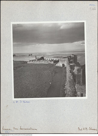 Vorderseite von Bibliotheca Hertziana [https://www.deutsche-digitale-bibliothek.de/content/lizenzen/rv-fz/] Fortezza AngioinaInnenhof - Östlicher Teil von Süden; im Hintergrund: Palast Friedrichs II., bh611339_recto. Foto: Schwarz, Heinrich Mathias.