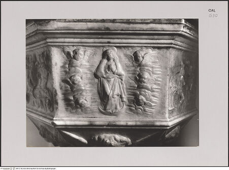 Vorderseite von unbekannt [https://www.deutsche-digitale-bibliothek.de/content/lizenzen/rv-fz/] Taufbecken mit Aufsatz - Relief der Frontseite: Immaculata, bh612138_recto. Foto.