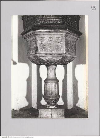 Vorderseite von unbekannt [https://www.deutsche-digitale-bibliothek.de/content/lizenzen/rv-fz/] Taufbecken mit Aufsatz - Gesamtansicht, frontal, bh612139_recto. Foto.