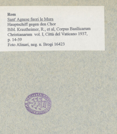 Rückseite von Alinari [https://www.deutsche-digitale-bibliothek.de/content/lizenzen/rv-ez/] Sant'Agnese fuori le MuraInnenraumMittelschiff - Hauptschiff gegen den Chor, bh005867_recto. Foto.