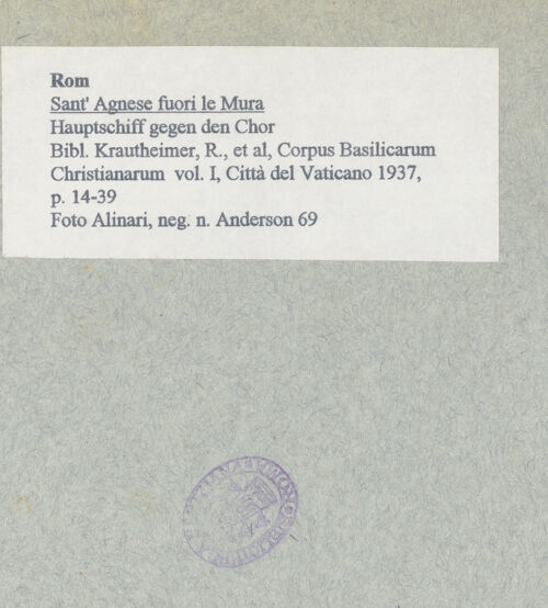 Rückseite von Alinari [https://www.deutsche-digitale-bibliothek.de/content/lizenzen/rv-ez/] Sant'Agnese fuori le MuraInnenraumMittelschiff - Hauptschiff gegen den Chor, bh005869_recto. Foto.