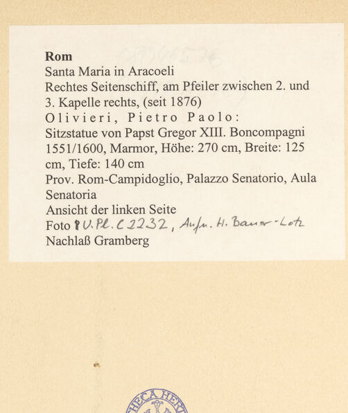 Rückseite von unbekannt [https://www.deutsche-digitale-bibliothek.de/content/lizenzen/rv-fz/] Sitzstatue von Papst Gregor XIII. Boncompagni - Ansicht der linken Seite, bh008046_recto. Foto: Lotz-Bauer, Hilde.