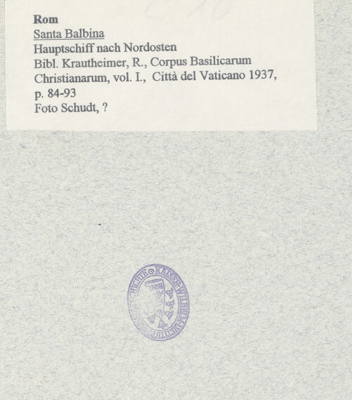 Rückseite von unbekannt [https://www.deutsche-digitale-bibliothek.de/content/lizenzen/rv-fz/] Santa Balbina - Hauptschiff nach Nordosten, bh008935_recto. Foto: Schudt, Ludwig.