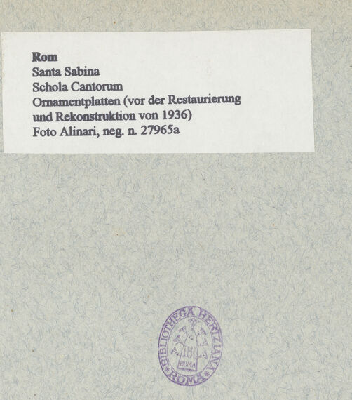 Rückseite von Alinari [https://rightsstatements.org/page/CNE/1.0/] Schola Cantorum - Detail: Ornamentplatten vor der Restaurierung und Rekonstruktion von 1936, bh009997_recto. Foto.